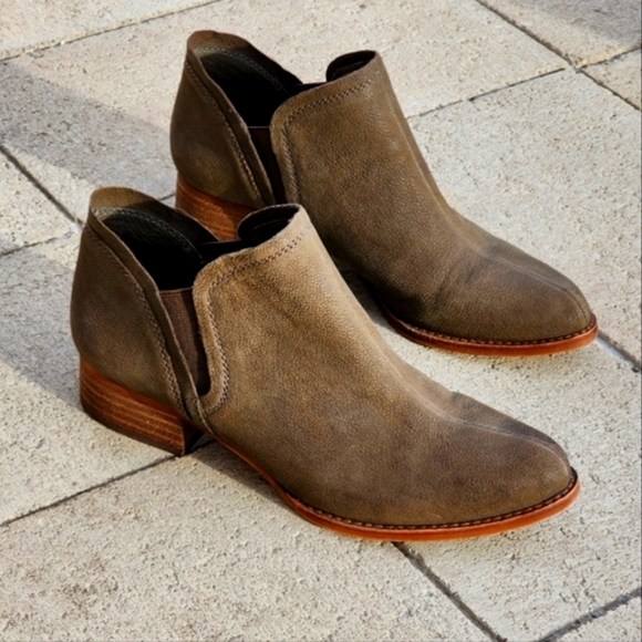 Vince Camuto Carlal Taupe Leather Booties Luxury Silk Goat Texture Ankle Boots - Picture 1 of 16